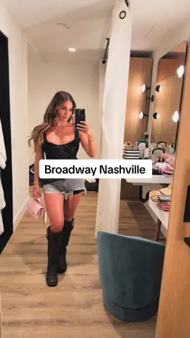 Broadway night never disappoints !  You can literally go in any of the bars and you’ll have a good time.  #fyp #nashville #broadwaynashville #travel 