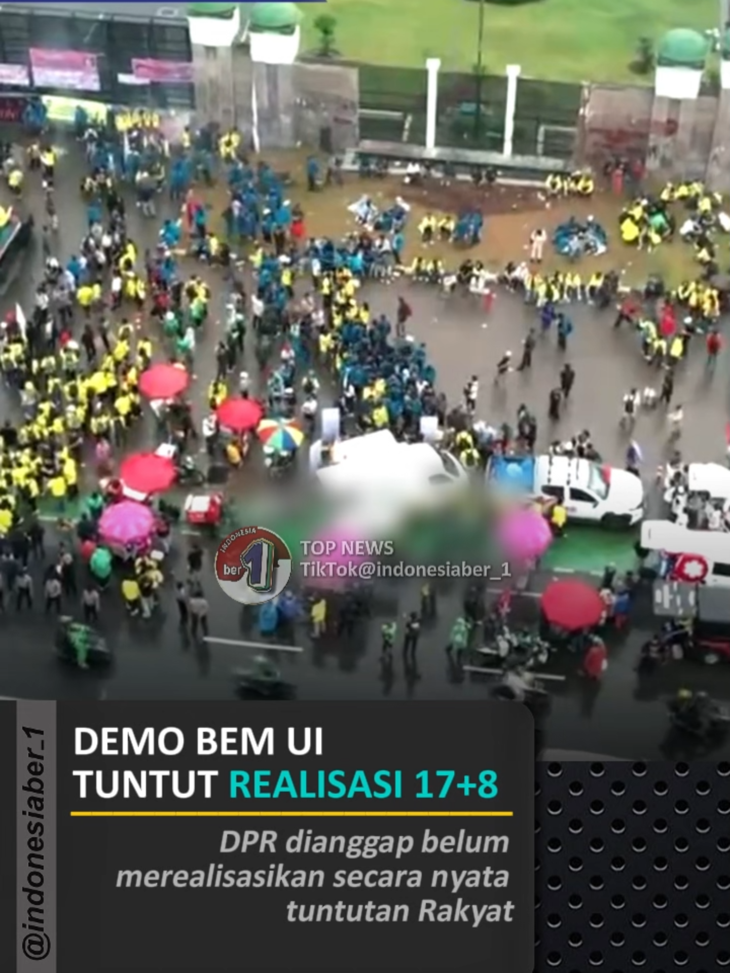 Demo BEM UI hari ini di depan Gerbang DPR RI (9/9/2025) menuntut Realisasi 17+8 yang telah diajukan pekan lalu ke DPR RI #demo #BEM #UniversitasIndonesia #hariini #17plus8