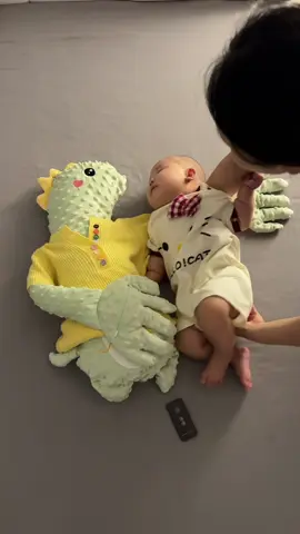 Có gối ôm cái ngủ ngon hẳn #oibeoi #thoitrangtreem #cute #thoitrangbe #mevabe 