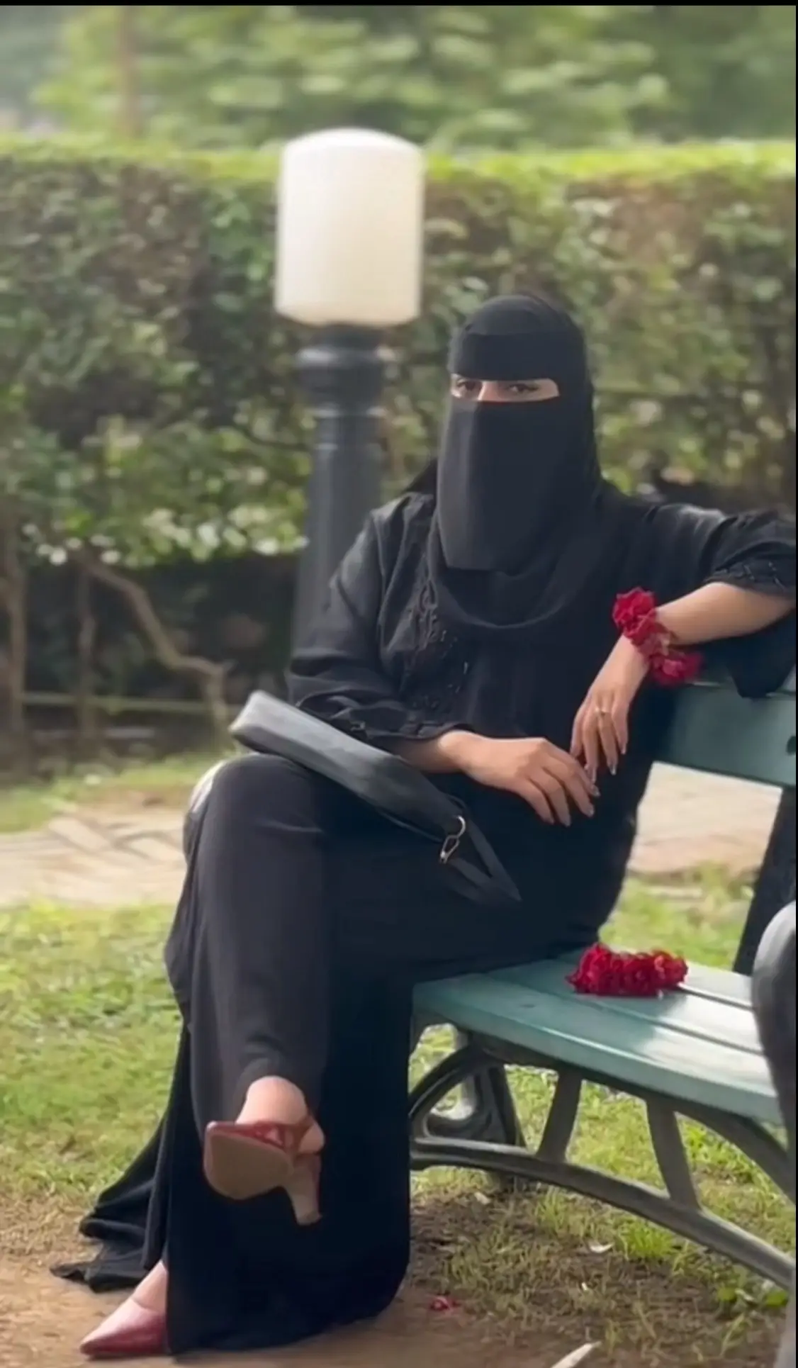 هیڅ د عشق له غمه نه دی برابر غمونه کل چی د یار فراق دی وویی دغه دی د خدایی وهل چی می زړه د ایرو ډیر شو قارون خزانه ښه کړم چی لاله می خوا کې نه وي ښه کوم ګل ښه کوم بلبل چی دنیا میشی برباده اخرت به یی خوک نه کا چی د زړه پتنګي ميشوي شلي ښه به کړم د امید شعل زه په طمعو طمعو وسوم په خوای می خان کړو خاوری چی هیڅا زغملي نه شو هغه ما په خان کړو زعل بی جانانه جنت څه کړم؟ بی وطنه بادشاه څه وي؟ یا به خان پسی لا هو ،کرم یا به یی کړم د چپکی کل په جومات کی مینه مونده په مکه کی می رانه ورک شو خدای میزره را پیدا کړو چی می مخ د یار کړو شکل غني بد په زړه انکار کړي کني ده به وه جور کړۍ په سیلاب د سوخت اوونکيو ياسين درياب يو