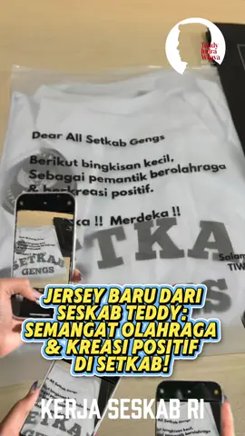 Pemimpin yang peduli itu nggak cuma ngomong doang, tapi juga kasih semangat nyata 👕💪 Seskab Teddy bagi-bagi jersey buat karyawan Setkab biar makin semangat olahraga & berkarya positif ✨🔥 #SeskabTeddy #SekretariatKabinetRI