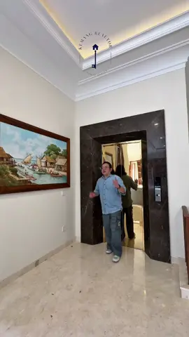 ✨ Tour Lantai 2 – Rumah Baru Mewah di Kemang Selatan (Menempel dengan Kawasan Kemang Dalam) ✨ Di lantai dua ini, kenyamanan keluarga benar–benar terasa maksimal. Ruangan dirancang dengan sirkulasi udara dan pencahayaan alami yang sangat baik, sehingga setiap sudut terasa terang, lega, dan hangat. 🏡 Apa yang ada di lantai dua: Beberapa kamar tidur mewah dengan kamar mandi dalam, memberikan privasi sekaligus kenyamanan penuh Family room luas yang menjadi tempat ideal untuk berkumpul bersama keluarga, menonton, atau sekadar bercengkerama santai Pemandangan langsung ke taman hijau dan kolam renang pribadi dengan air terjun, memberikan nuansa resort setiap hari Finishing premium di setiap detail: lantai marmer slab utuh, plafon tinggi empat meter, hingga pendingin udara penuh di seluruh ruangan ✨ Lantai dua ini dirancang bukan hanya untuk fungsi, tapi juga untuk menghadirkan suasana hangat, elegan, dan tenang – benar–benar ruang keluarga impian. 🚘 Ditambah dengan lift pribadi dari basement hingga lantai dua, semua anggota keluarga dapat dengan mudah mengakses ruangan ini, tanpa harus naik turun tangga. Sangat nyaman hingga masa tua maupun untuk keluarga multi–generasi. 💎 Rumah ini adalah kombinasi antara kemewahan, kenyamanan, dan prestise – cocok untuk gaya hidup modern Jakarta yang mengutamakan kualitas. 📲 Untuk informasi lebih lanjut dan jadwal private viewing, hubungi Kemang Realtor di WhatsApp 0859-5927-5000. --- 🔖 Hashtags: #RumahMewahJakarta #TourRumahMewah #KemangProperty #RumahImpian #LuxuryLivingJakarta 