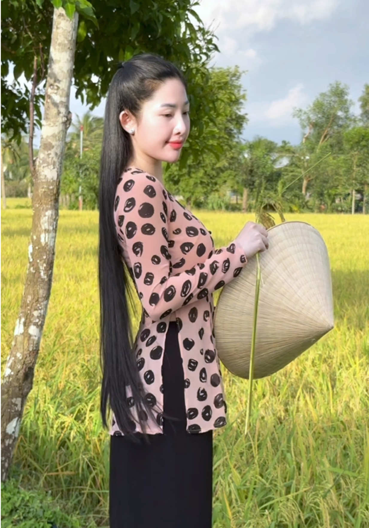 Mỗi lần cổ mặc bà ba là cổ giả bộ dịu dàng ó😝