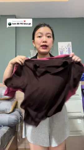Membalas @💔 BB 90 kg ambil size JUMBO XXL ya kak 😍 PLISS Kaos V neck ini murah bangett 💗Sumpah ini cakep banget dipake di badan keliatan badan lebih langsing 😭😍👌bahan nya juga adem dan melar banget jadi muat BB JUMBO juga ya 💗#kaosvneck #kaosvneckcewek #kaosvneckwanita #kaosvneckjumbo #bajuatasanwanita