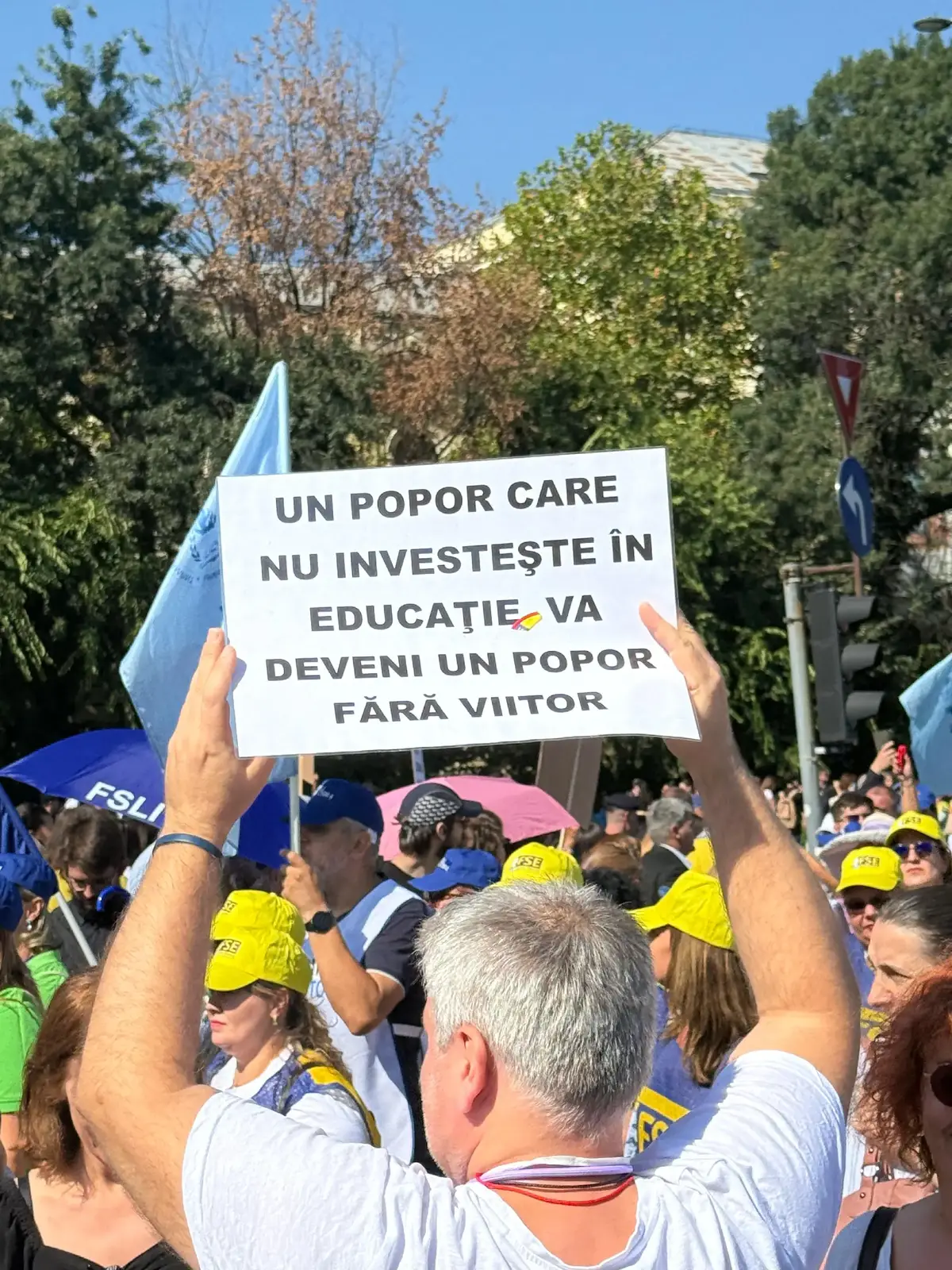 AUR depune moțiune simplă împotriva ministrului Educației, Daniel David, și îl cheamă în Senat pentru a da explicații privind măsurile de austeritate care au aruncat școala românească în haos. Anul școlar începe cu #proteste, incertitudine și clase goale, pentru că Guvernul a ales să taie burse, să reducă norme pentru profesori, să închidă școli și să supraaglomereze sălile de clasă – toate acestea fără consultare publică. Profesorii protestează, părinții sunt revoltați, elevii pornesc cu tristețe un nou an școlar. 📣 #AUR cere soluții, nu tăieri! #Educația copiilor noștri nu poate fi sacrificată pe altarul austerității. #fapte #protest