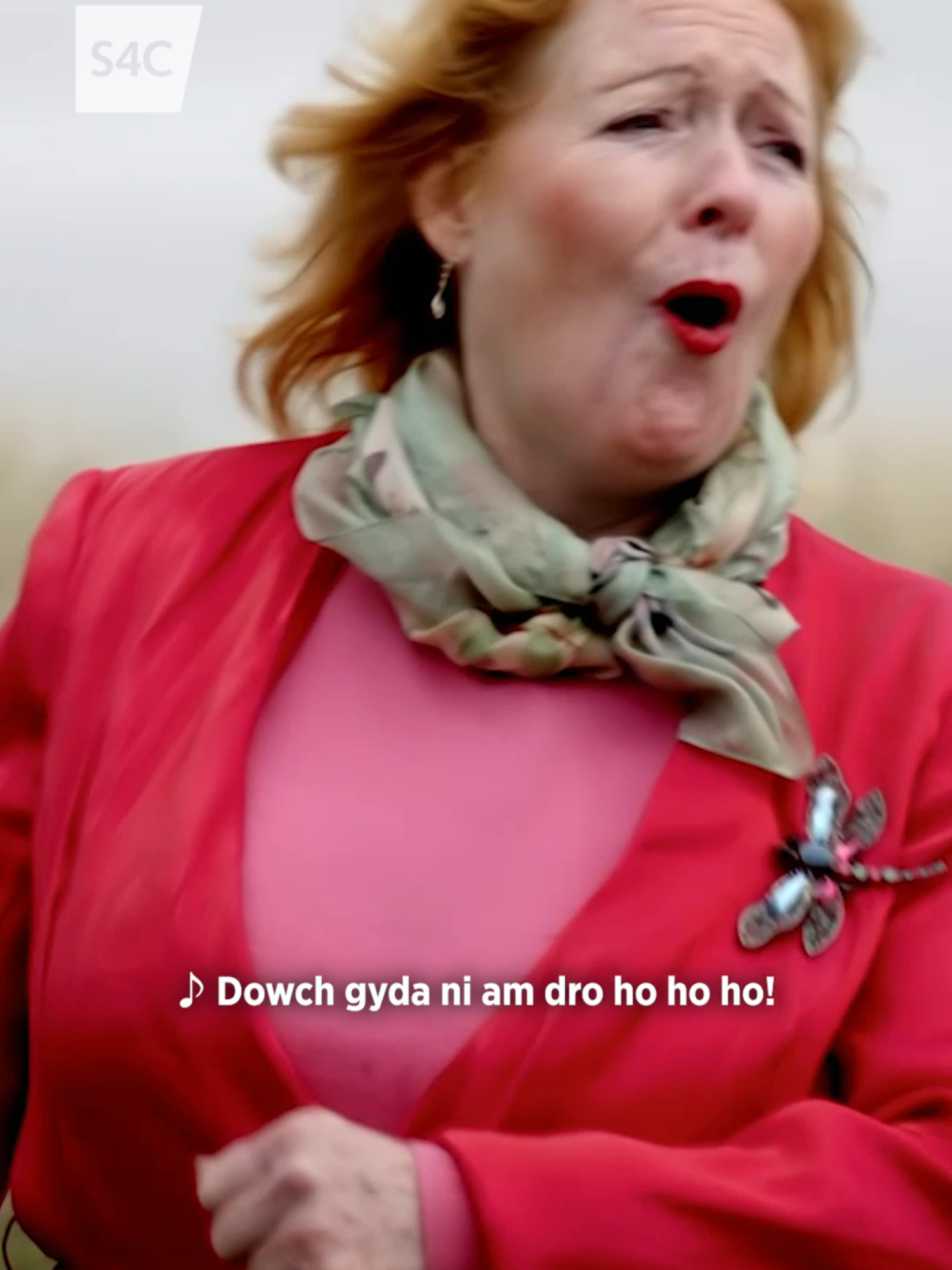 “Dowch gyda ni am dro ho ho ho” 🎵 Main character moment 💁‍♀️ 👣 Am Dro! ▶️ S4C Clic | BBC iPlayer #AmDro #S4C