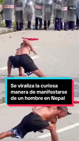 El momento viral de un hombre durante las man1fest4c1ones en Nepal: utiliza las técnicas de un maestro Shaolin. Nepal vive una oleada de pr0t3stas encabezadas por la 'Generación Z' tras la prohibición de las redes sociales en el país. #viral #nepal #maestroshaolin #artesmarciales