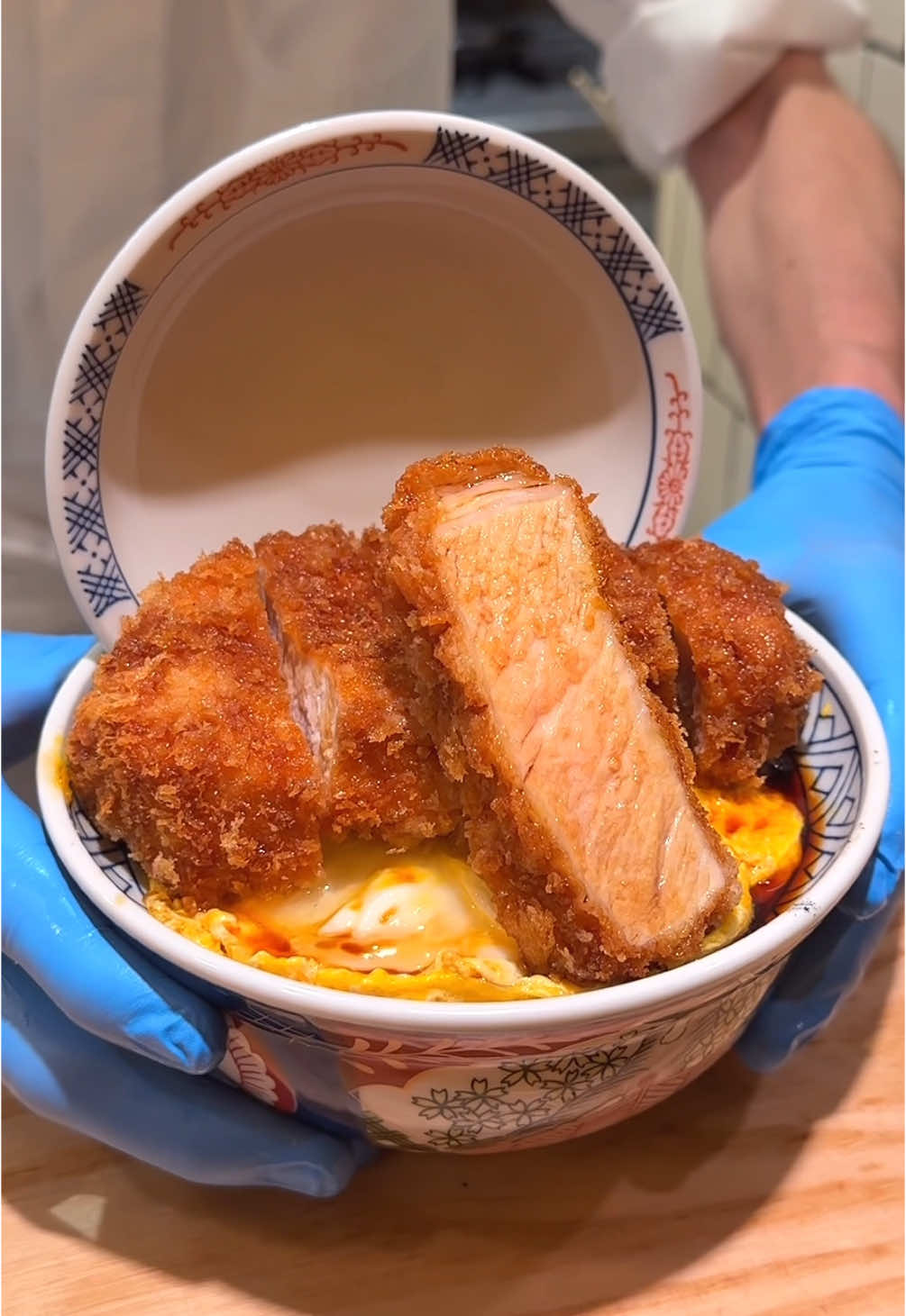 食べ応え抜群な閉じない極厚カツ丼が絶品！ 【とんかつ一】 @新宿（期間限定） 10日間かけて熟成させた「四元豚」を使用しており、ふわとろ半熟卵に厚切りトンカツを豪快に載せた珠玉の丼！ 噛んだ瞬間に口内に広がる肉の旨味と衣に染み込んだ甘いタレのコンビネーションがたまらない！ 9/10〜9/23まで開催される新宿高島屋とのコラボイベント「むにぐるめ・ゆうとグルメ・はらぺこグルメ日記のグルメフェス」に出店するので東京でも食べられます！ ※とんかつ一は9/16まで出店 新宿高島屋とのコラボイベントは他にも僕たちが選んだオススメのグルメをたくさん堪能できるので、新宿高島屋の公式サイト「美味コレクション」をチェックしてみてね🍚 ⏰10:30〜19:30 📍東京都渋谷区千駄ケ谷5丁目24−2　新宿高島屋11階 #東京グルメ #japanesefood 