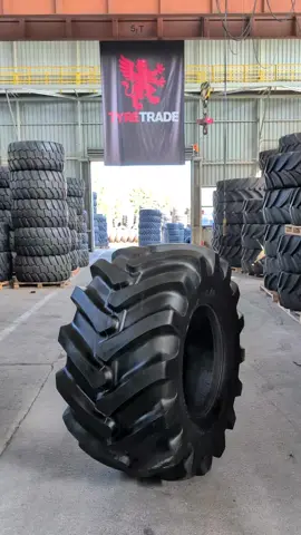 Przedstawiamy naszą topową oponę leśną z koncernu Tianli w modelu LSMGT. Ależ ona wygląda!. #tianli #praca #poland🇵🇱 #foryou #tyretrade #forest #las #heavy #tyres #forestry #ponsse #johndeere #komatsu #rottne #forwarder #harvester #forest #warehouse #magazyn @zcrubberglobal 