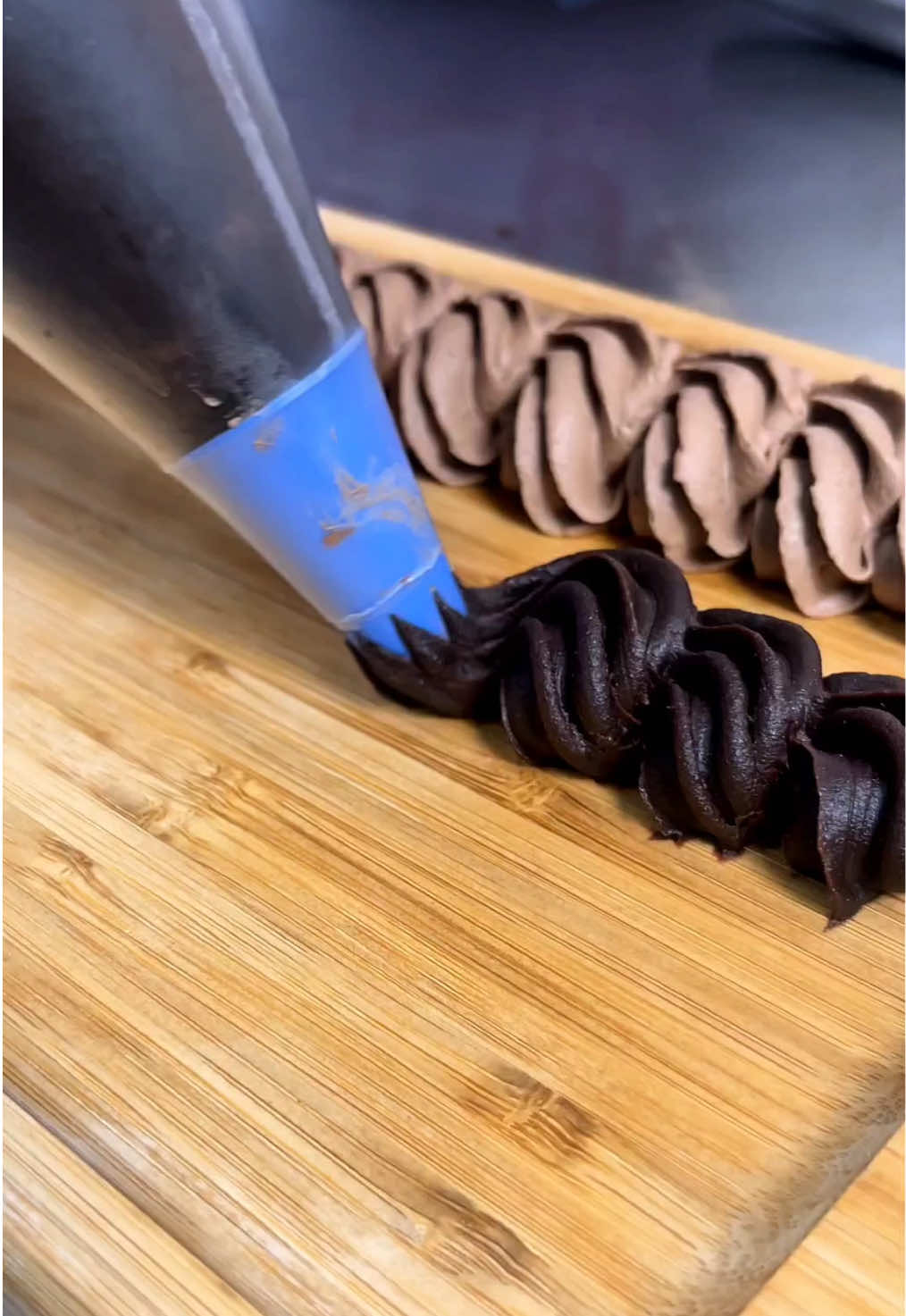 Ganache bisa bikin kue sederhana jadi kelihatan mewah loh 💕 Ini dia Piping Ganache ala Chef Uphie. Anti ribet, asal tahu triknya pasti hasilnya halus dan rapi. Yuk coba bikin! Dijamin kue buatan rumah berasa ala bakery 😍 💕 #Ganache  #dekorkue #bakingtips #baking 