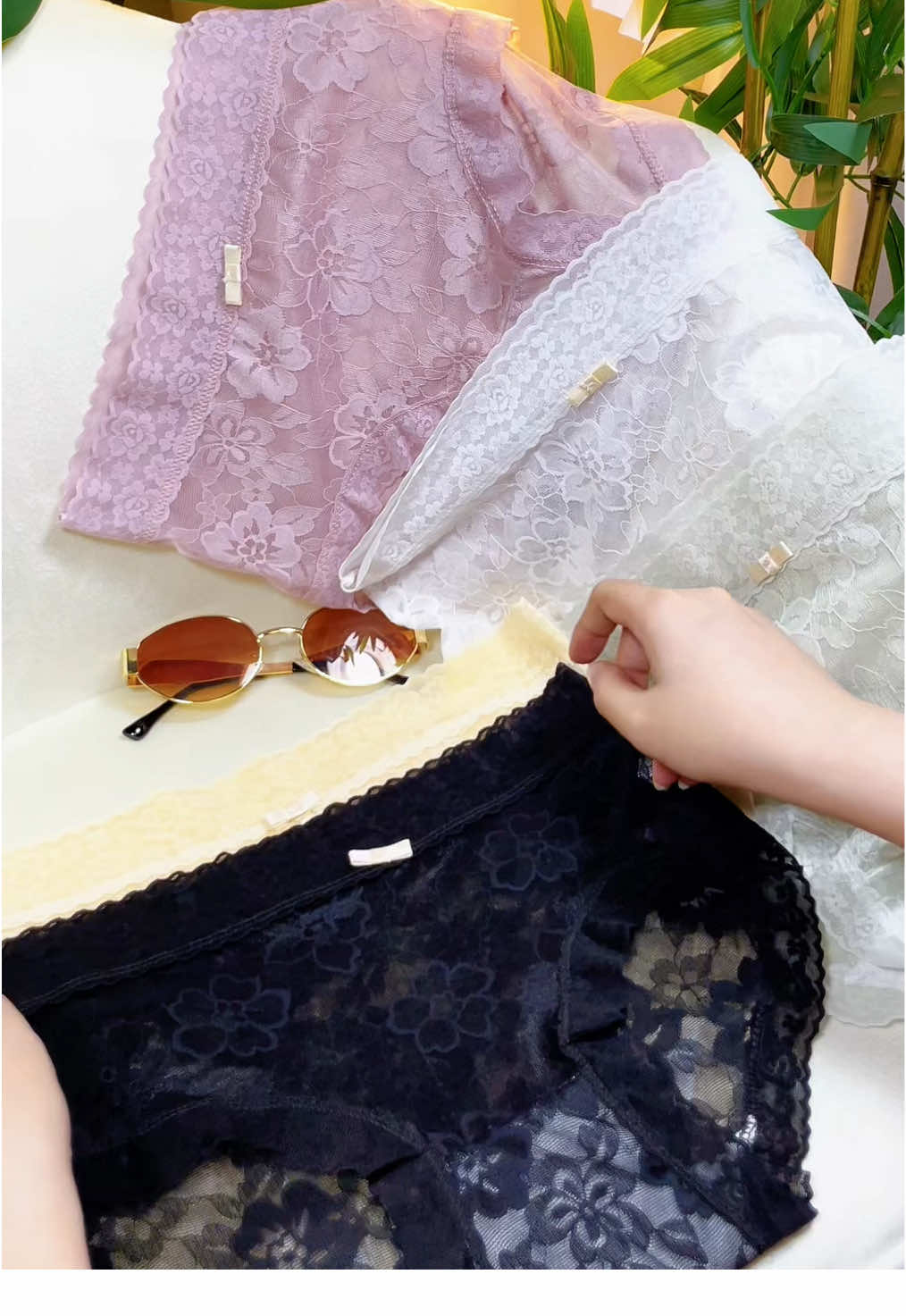 Quần chip ren Hoa Mai, chất vải ren tơ lụa mềm, chất vải siêu mềm mịn mát, độ co giãn tốt