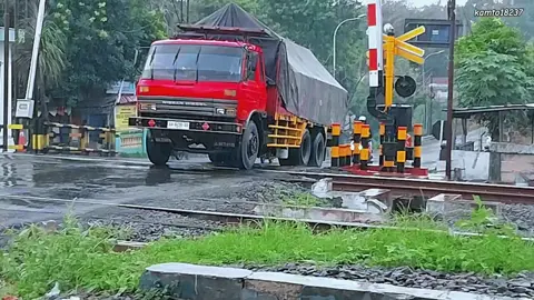 detik - detik truk nissan diesel patah as roda di perlintasan kereta api sampai ban gelinding ke samping kiri 🎥 #bismillahfyp #fouryourpage #cctv_veteran🤙🎥 #zxycba #fypviralシviral 