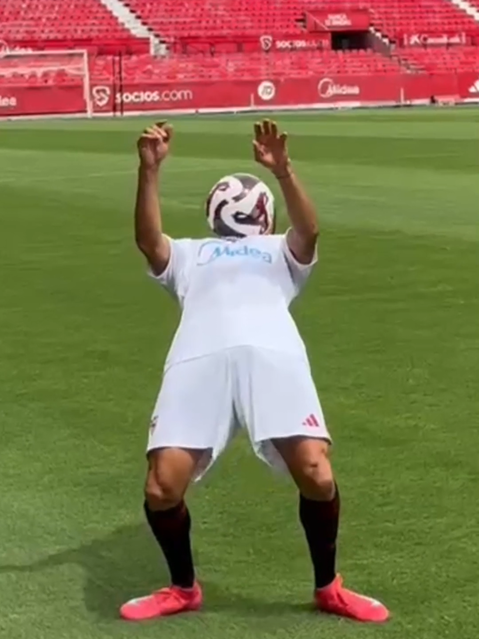 🪄 La CALIDAD de ALEXIS SÁNCHEZ en su presentación con el SEVILLA. #tiktokfootballacademy #elchiringuitotv #DeportesEnTikTok 