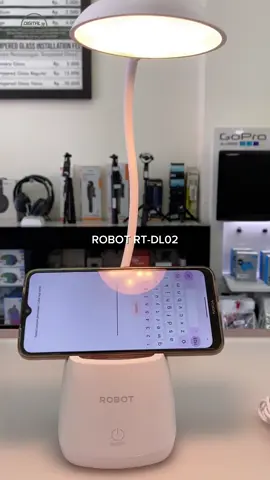 Lampu meja multifungsi, bisa buat phone stand atau menyimpan alat tulis juga nih. Pesan sekarang di Digital 3! #robot #lampumeja #lampuaesthetic #lampumurah 