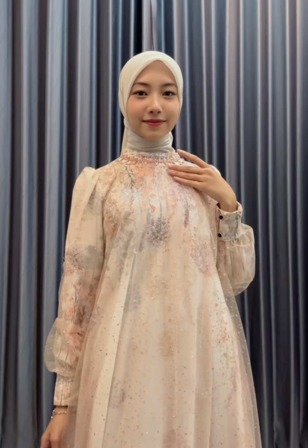 Nyaman dipakai, cantik dilihat. Varsella Dress ini siap jadi andalan buat momen apapun🥰 #PromoGuncang99 #gamisstylish #gamiskekinian #gamissyari #gamiskondangan 
