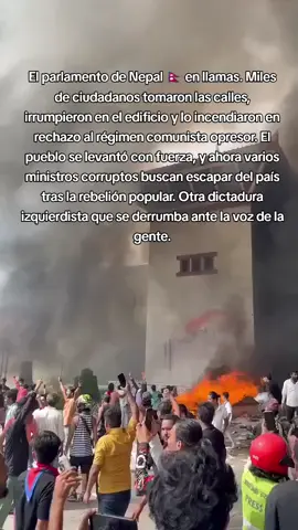 El parlamento de Nepal 🇳🇵 en llamas. Miles de ciudadanos tomaron las calles, irrumpieron en el edificio y lo incendiaron en rechazo al régimen comunista opresor. El pueblo se levantó con fuerza, y ahora varios ministros corruptos buscan escapar del país tras la rebelión popular. Otra dictadura izquierdista que se derrumba ante la voz de la gente. #blackwater #eeuu🇺🇸 #nepal 