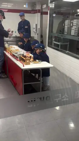 فعالية لأطفال في كوريا الجنوبية 🇰🇷 ولكن الأجمل هو مساعدة الصديق 😍