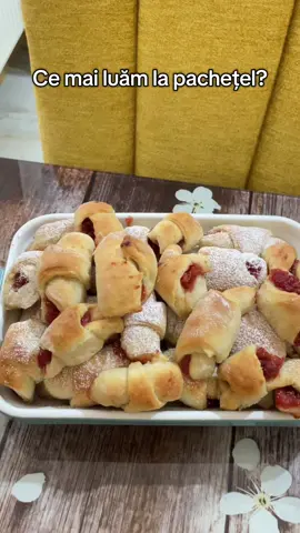 👉 Nu ies foarte dulci, dulceața vine din umplutură și zahărul pudră de la final. Ingrediente: 	•	500 g făină 	•	200 ml borș călduț 	•	150 ml ulei 	•	1 plic drojdie uscată (sau 25 g drojdie proaspătă) 	•	1 lingură zahăr 	•	1 praf de sare 	•	coajă de lămâie/portocală sau vanilie (opțional) Umplutură: gem mai vârtos, rahat sau nucă cu zahăr. Pentru finisat: zahăr pudră vanilat. Mod de preparare: 	1.	Amestecă făina, drojdia, sarea, zahărul, uleiul și borșul. Frământă până iese un aluat elastic. 	2.	Lasă-l la dospit 1 oră. 	3.	Împarte aluatul, întinde foi și taie triunghiuri. Pentru varianta rapidă, fă cornulețe mai mari, cu mai multă umplutură. 	4.	Rulează-le și așază în tavă cu hârtie de copt. 	5.	Coace la 180°C, 20–25 min, până se rumenesc ușor. 	6.	Cât sunt calde, tăvălește-le prin zahăr pudră. ✨ Ies fragede, aromate și se topesc în gură!