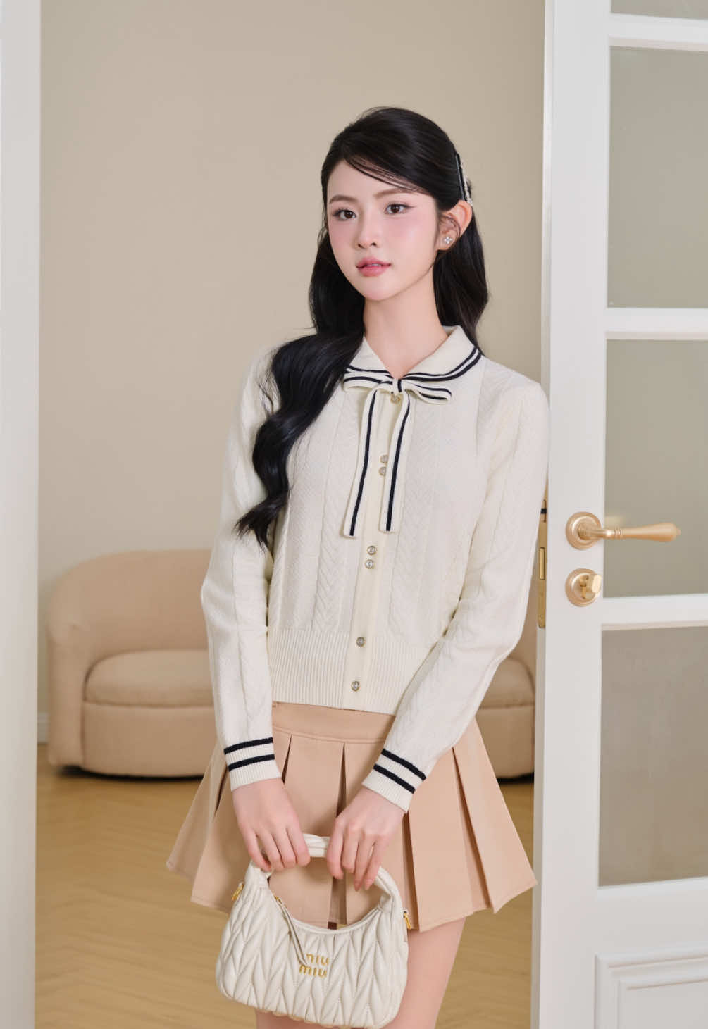 Đơn giản mà tinh tế, form dáng thanh thoát cùng sắc be pastel dịu dàng, tất cả tạo nên một outfit ngọt ngào nhưng vẫn đủ gây ấn tượng cho nàng.  #deliz #delizvn #thecharmingfall #newcollection #cardigan 