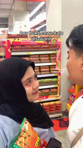 bukti kalo cewe bilang gamau, itu artinya MAU BANGET, Jadi tau kan harus apa? Beli apapun yang dia suka tanpa nawarin.  #fyp #soundviral #trendbucin #barengpacar #bucin 