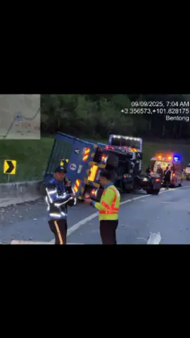 Tarikh : 09 September 2025 (Selasa) Jenis Insiden: Khidmat Khas Kemalangan Jalan Raya  Lokasi :  Lebuh Raya KM 45.3 Arah Karak  Balai Bomba dan Penyelamat Bentong telah menerima panggilan kecemasan melalui sistem MERS 999 melaporkan berlaku satu kemalangan jalan raya membabitkan sebuah lori treler dan sebuah kereta. Terdapat dua mangsa dalam kereta iaitu seorang lelaki dewasa dan seorang wanita yang tersepit. Pasukan bomba bertindak menggunakan peralatan rescue tool bagi mengeluarkan mangsa yang terperangkap. Kedua-dua mangsa mengalami kecederaan dan telah diberikan rawatan awal oleh pasukan bomba sebelum diserahkan kepada pihak ambulans APM untuk dihantar ke Hospital Bentong bagi mendapatkan rawatan lanjut. Orang ramai dinasihatkan supaya sentiasa berhati-hati di jalan raya bagi mengelakkan sebarang kejadian tidak diingini. Sekian , Terima kasih. #bombadanpenyelamatnegeripahang #balaibombadanpenyelamatbentong  #jabatanbombadanpenyelamatmalaysia Bbp Bentong