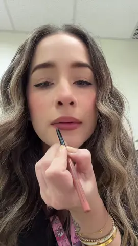Amando los lip combos #lipcombo #lips #delineador 