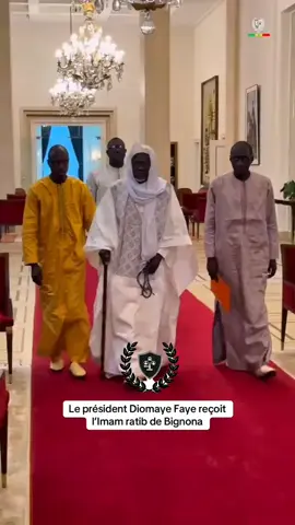 Le Président de la République, Bassirou Diomaye Faye, a reçu en audience El Hadj Ousmane Fansou Bodian, érudit et guide religieux, Imam ratib de Bignona. Au cours de cette rencontre empreinte de cordialité, l’Imam a formulé des prières pour la paix, la concorde nationale et la réussite des autorités gouvernementales dans leur mission au service du peuple sénégalais. À travers cette audience, le Chef de l’État réaffirme son attachement à la concertation permanente avec les guides religieux, piliers de la cohésion sociale et de la stabilité nationale. #senegal #sonko #senegalaise_tik_tok 