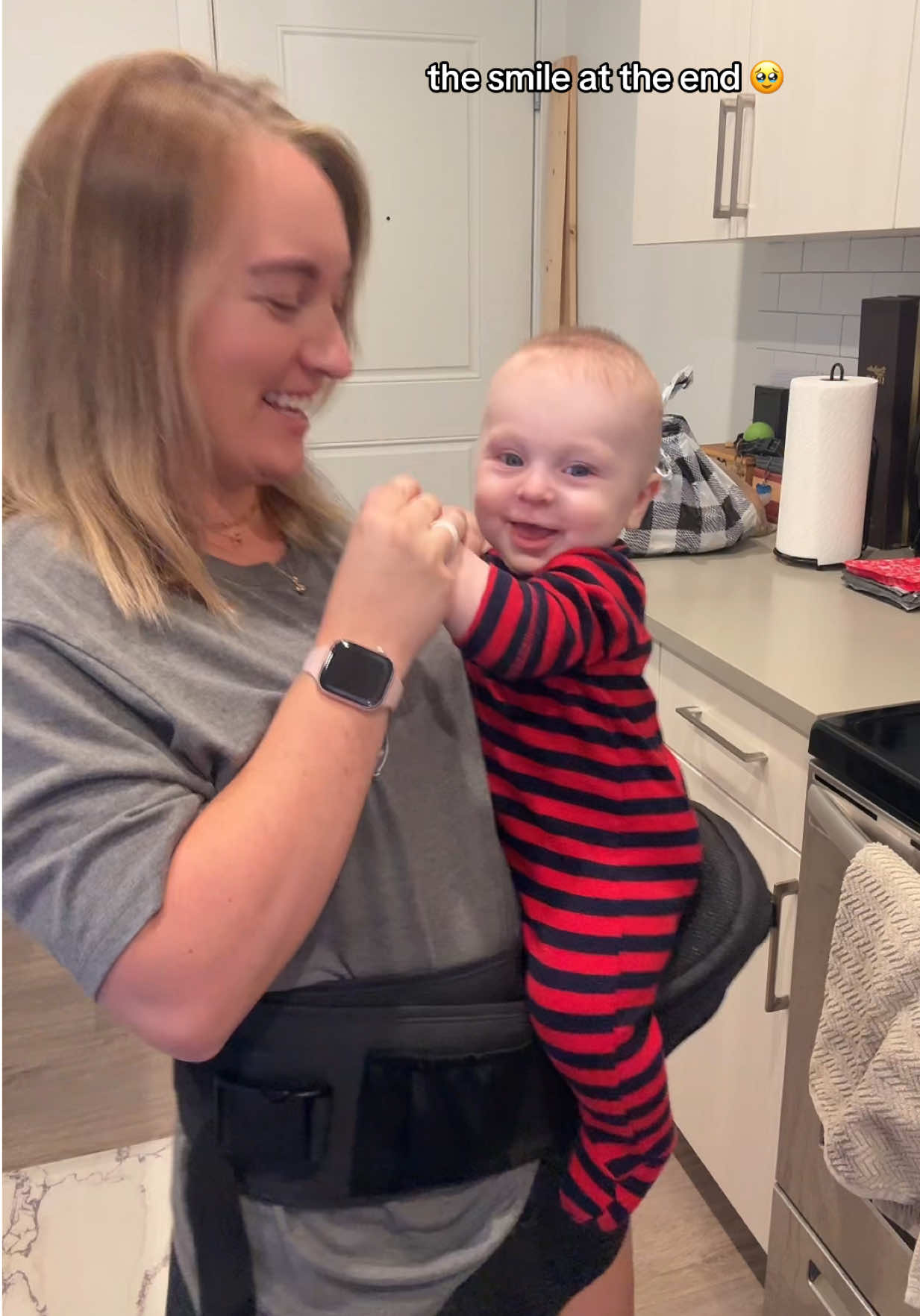 save your arms, use a hip carrier 🙌🏼✨ #babytiktok #baby #babyhumor #babylove #babyboy 