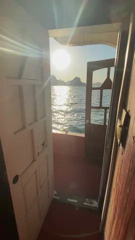 Golden hour on the water 🌅 #cruise #halongbaycruise #sunset #halongbay #vietnam 