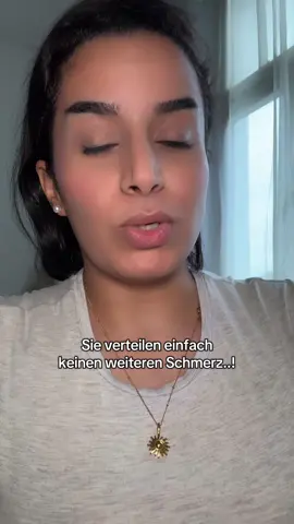Die stärksten Menschen sind nicht die, die nie Schmerz erlebt haben. Es sind die, die trotz allem nicht hart geworden sind. Die so viel Leid erfahren haben – und sich trotzdem weigern, anderen Leid zuzufügen. Denn ja, es wäre leicht, bitter zu werden. Es wäre leicht, die Welt zu hassen, Menschen verantwortlich zu machen und den eigenen Schmerz weiterzugeben. Aber genau das tun sie nicht. Sie glauben weiterhin an das Gute. An Heilung. An Liebe. Und genau darin liegt ihre wahre Stärke. 🤍 Folge mir für mehr.  #FürDich #heilung #traumahealing #emotionaleintelligenz 
