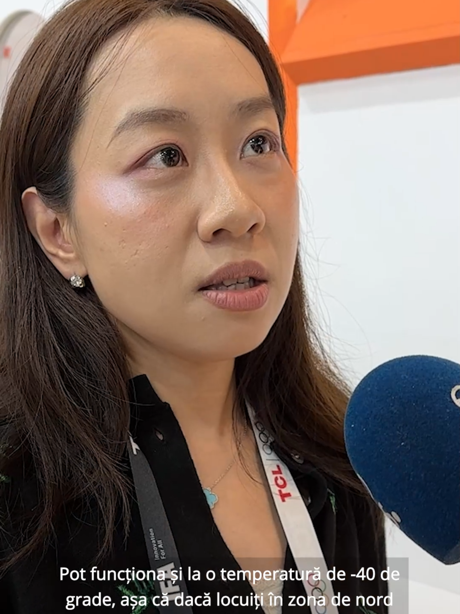 La IFA Berlin am văzut de la roboți, la holograme, toate gadgeturile de tip SF la care te poți gândi (bine, poate nu chiar toate, depinde de imaginația fiecăruia). Dar am văzut și noile tehnologii care să ne ajute la buzunar.  Spre exemplu aceste țigle care sunt și panouri fotovoltaice și care înlocuiesc inesteticele panouri imense montate pe acoperișuri. Întrebarea noastră a fost: sunt practice sau doar frumoase? Fac față la grindina cu care ne confruntăm an de an, la schimbările climatice care ne lovesc cu furtuni puternice? Vă vom arăta și zilele următoare tot ce ni s-a părut interesant de la cel mai mare târg de tehnologie din lume. Mai sunt multe gadgeturi interesante, dar și utile. Pe euronews.ro, la Next, găsiți și articole cu detalii despre noile tehnologii. #ifaberlin2025 #tech #gadget #stiri #euronews