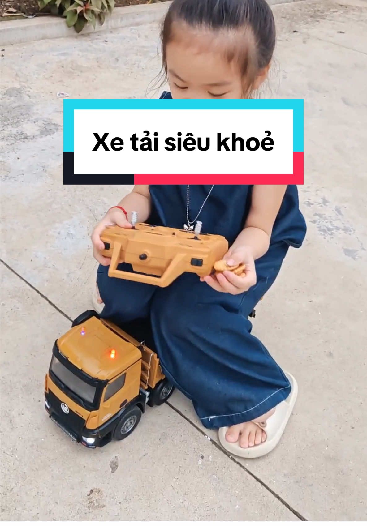 Hoạt hình đồ chơi 2025: Xe Tải điều khiển từ xa siêu khoẻ, thông tin sp trong trang trưng bày #xedochoi #mohinh #xemohinh #xedochoimohinh #xedochoichobe 