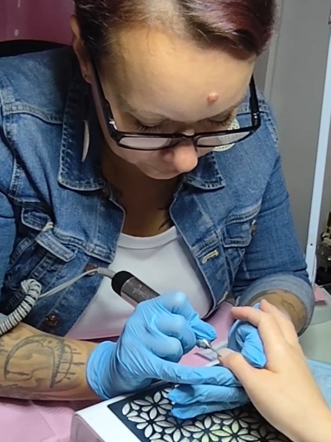 Am Samstag war die liebe Maria @GlamNails bei mir. Maria ist schon Profi, hat aber manchmal Schwierigkeiten mit der Mandelform und die Problematik, das sich beim Stiletto die Seiten schnell abnutzen. Also haben wir 4 komplett unterschiedliche Tip Sorten gewählt: mit Tunnel ohne Tunnel, Kralle und gerade.  denn je nachdem welchen Tip wir wählen, hat das sehr wohl Einfluss auf unsere Arbeit. Wir haben alle Vor- und Nachteile der unterschiedlichen Tips besprochen und am Ende trotzdem ein einheitliches Ergebnis erzielt. Liebe Maria, es mir wieder mal großen Spaß gemacht, mit Dir zu arbeiten ❤️ #nailtips #naileducation #almondnails #studentnailtech #nailtechproblems 