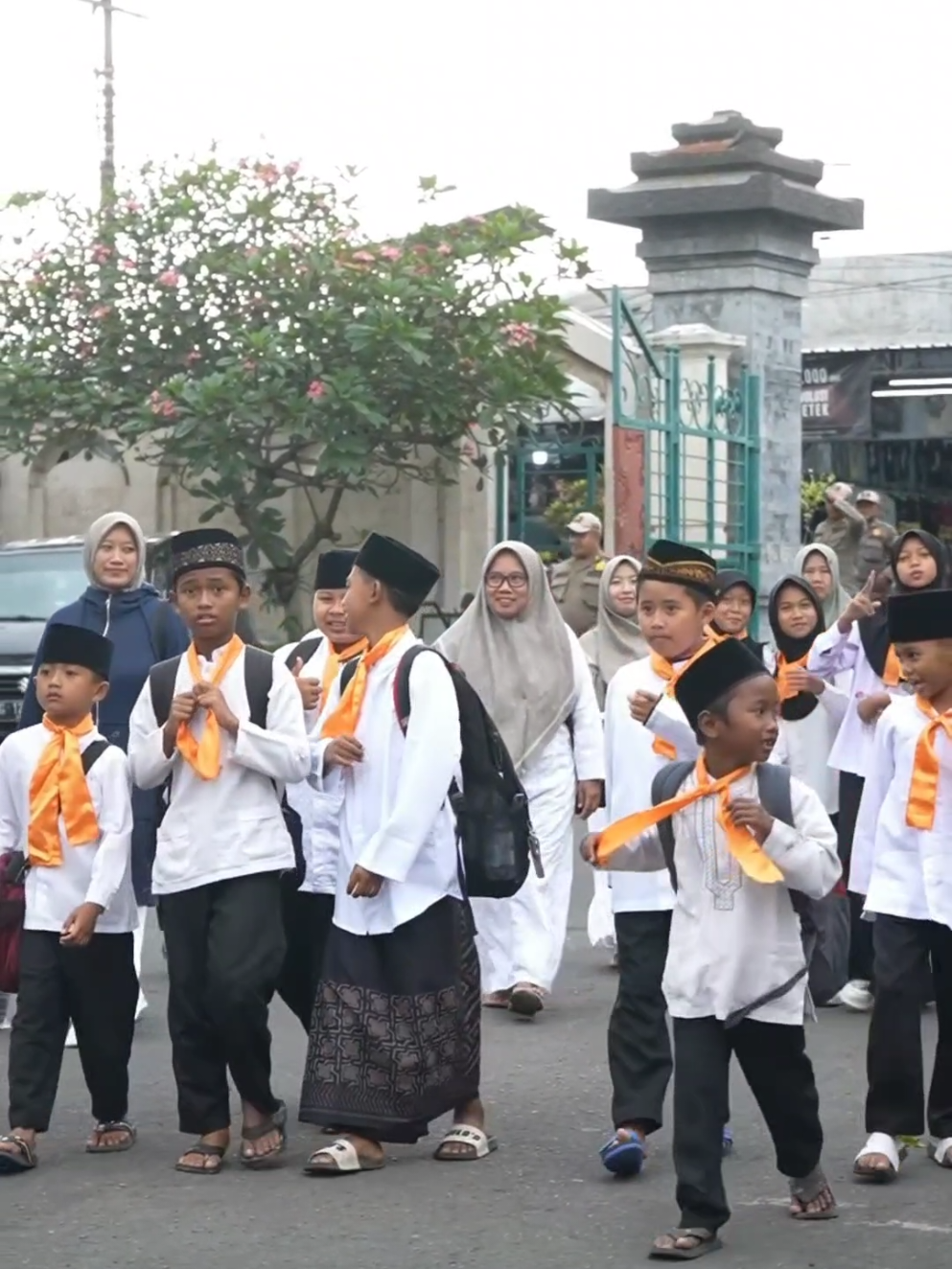 Walikota Blitar Ikuti Peringatan Maulid Nabi dan Milad ke-48 BKPRMI dengaa Doa Bersama di Makam Bung Karno #DulurKotaBlitar, Walikota Blitar Mas Inin menghadiri ziarah dan doa bersama di Makam Bung Karno dalam rangka Maulid Nabi Muhammad SAW sekaligus Milad ke-48 Badan Komunikasi Pemuda Remaja Masjid Indonesia (BKPRMI) Blitar, Selasa (09/09). Kegiatan ini dihadiri tokoh agama, ustadz dan ustadzah, guru TPA dan TPQ, serta para santri se-Blitar raya. Kehadiran Walikota Blitar disambut dengan lantunan salawat yang dikumandangkan seluruh undangan. Para santri cilik turut menyambut kedatangan Mas Ibbin dengan berjajar rapi dan bersalaman. Suasana khidmat dan penuh kekeluargaan ini menegaskan nilai religius yang kental saat kegiatan terebut. Menurut Walikota Mas Ibin, doa bersama di Makam Bung Karno tidak hanya menjadi bentuk penghormatan pada peringatan Maulid Nabi. Namun, juga sarana memperkuat ukhuwah di kalangan santri dan guru mengaji. Menurutnya, peringatan Milad BKPRMI ke-48 menjadi kesempatan baik karena seluruh ustaz, ustazah, serta santri TPA dan TPQ melaksanakan ziarah dan doa bersama. E-mail : pemkot@blitarkota.go.id Telp/Faks : (0342) 801171 Twitter : @pemkotablitar Facebook : @PemkotaBlitar Instagram : @PemkotBlitar Tiktok : @PemkotBlitar Youtube :@PemkotBlitar Website : www.blitarkota.go.id #BlitarSantunAmanahExcellent #BlitarSemakinSAE #KotaBlitarSAE #MasIBBINSAE