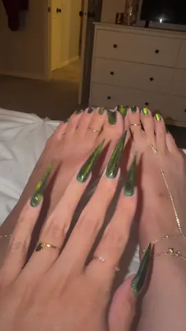 A little cat eye and glitter green moment 🥺🥺🥺 #nailinspo #nailart #avrylicnails #fallnails #nailtok 