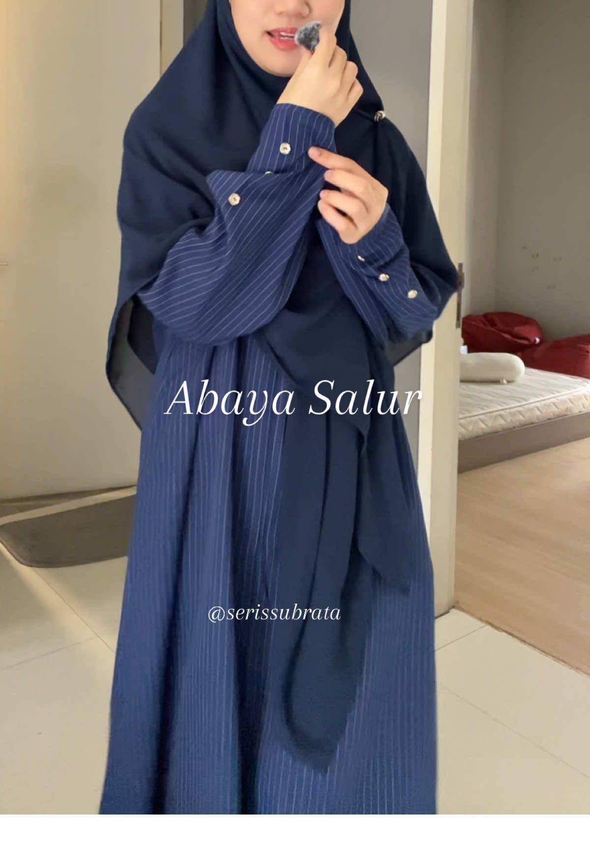 Rekomendasi Abaya Salur bahan semi woll, karakter bahannya bertekstur, tidak menerawang, tebal namun ringan 🥰 Cek out sekarang mumpung ada stocknya 😍 #abaya  #abayastyle 