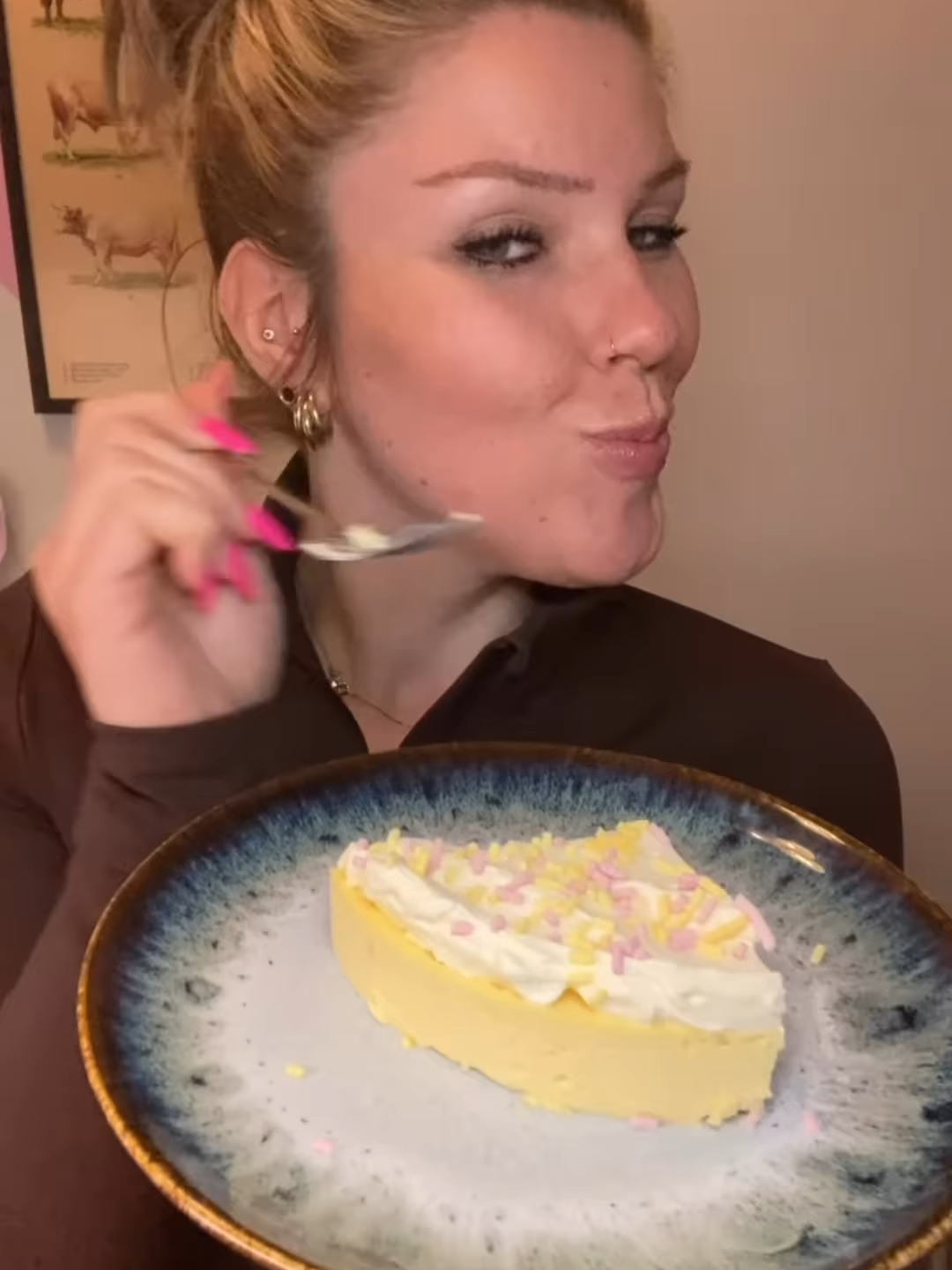 Lemon Cheesecake 🍋 Super frisch & lecker! Teig: 1 Ei 60g Exquisa Balance Frischkäse 5% Fett 160g YoPro Zitrone (alternativ durch Skyr zu ersetzen) 60g Skyr 100g griechisches Joghurt (vollfett) 30g Buttermilch 20g Zitronen-Puddingpulver (von Komet) 30g Whey Protein unflavoured (Ahead) Frisch gepressten Zitronensaft  Süße nach Wahl  Topping: 30g Lemon Curd (Zentis) 60g Cremefine zum Schlagen 19% 30g Exquisa Balance Frischkäse 5% Fett Alle Zutaten verrühren. Bei 150grad für 30 im Wasserbad backen (tiefes Backblech mit Wasser verfüllen), Form in Silberfolie wickeln und ins Wasser stellen. Nach den 30min Backzeit Ofen ausstellen, etwas in die Ofentür klemmen und für 25min dort auskühlen lassen. Dann 30min bei Raumtemperatur auskühlen lassen. Zum Schluss im Kühlschrank mindestens 3 Stunden kalt werden lassen (besser über Nacht). Sahne schlagen, mit 30g Frischkäse + Lemon Curd vermengen, auf dem Kuchen verteilen. Eventuell mit Streuseln oder Keksen toppen. Für eine 18er Backform. Oder 4 richtig kleine Förmchen. Ein Viertel hat 183kcal und über 15g Eiweiß! 😍 #fruchtsuppe #kirschen #sommer #rezept #rezeptidee #foryou #zuckerfrei #lecker #dessert