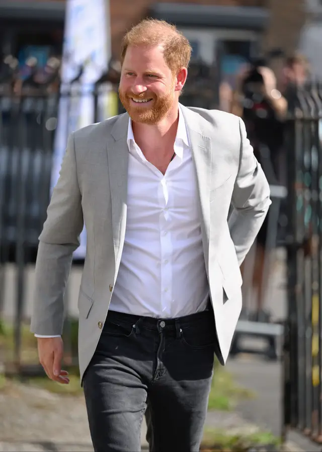Le prince Harry est de retour sur sa terre natale (sans Meghan Markle) pour une cause qui lui tient à cœur.  Le fils du roi Charles III, qui n'avait pas mis les pieds en Angleterre depuis le mois d'avril, a rendu visite à un studio d'enregistrement communautaire pour les jeunes à Nottingham, cet après-midi. Hier, le prince Harry assistait aux Well Child Awards organisés en l'honneur des enfants gravement malades du Royaume-Uni et des professionnels de santé qui contribuent à prendre soin d'eux.Il restera quatre jours dans le pays. #princeharry #royalfamily  