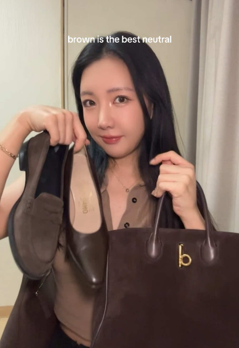 Autumn means I embrace everything that is brown and suede 🤎 #brown #brownoutfits #brownbag #autumnfashion 