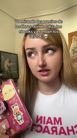 sale más rentable pagar clases de inglés o italiano y leer libros en otros idiomas porque wtf con los precios de España (?), espero que esta burbuja explote pronto y dejen de meternos esos precios desorbitados con la excusa de los cantos pintados.   ¿Me gustan? Sí, pero estoy cansada de que la única opción ahora sea una edición especial de tapa dura y cantos pintados. Deberían ofrecer desde el principio varias opciones (bolsillo, tapa blanda y tapa dura) y que cada persona adquiera el que quiera o el que le es más asequible. #BookTok #booktokespañol #libroslibroslibros 