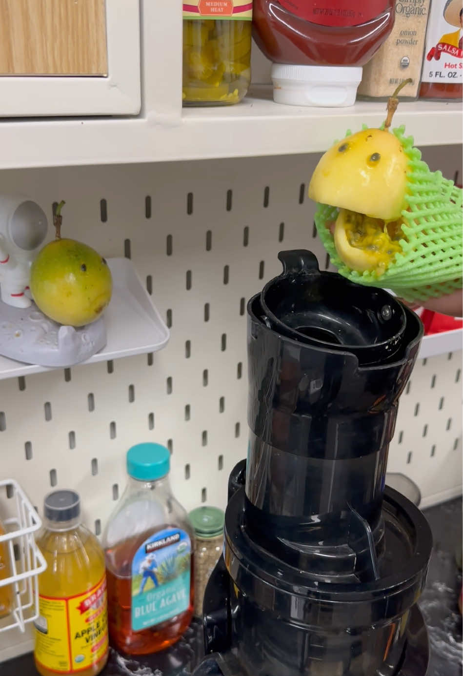 Passion fruit lime kale juice  you don’t need wash,peel or cut things into small pieces…#juicer #juice #fyp #breakfast #coldpressedjuice #recipes #cheap #lime #kale 