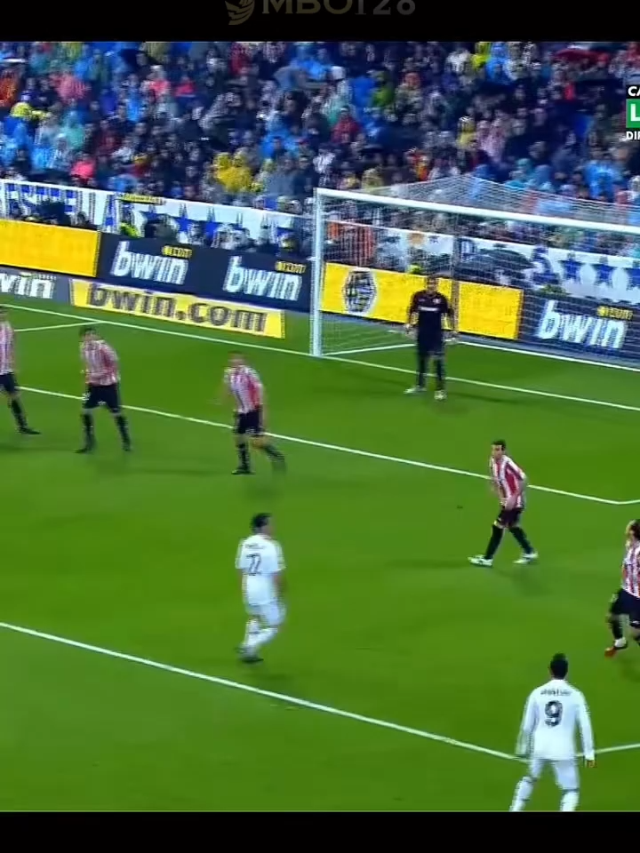 CR9 Skills 🤩 #ronaldo #cr9 #footballtiktok #fyp #thegoat🐐🐐 #football #footballtiktok #4u #4upage #fypシ #xyzbca #trend #lewatberanda #fouryou #fyp #mbo128 #trending