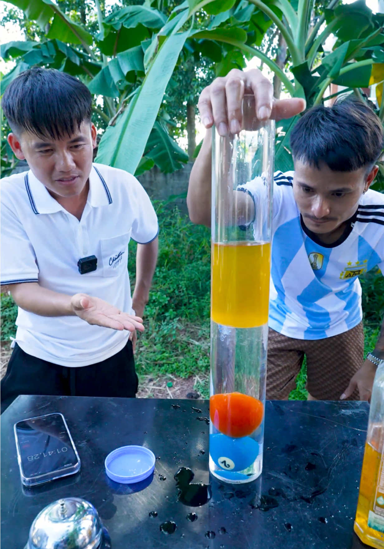 Thử Thách Xếp Quả Bi A Quả Cà Chua Nắp Chai Thành 3 Tầng Không Chạm Nhau Trong Cốc Nước#hungvlog 