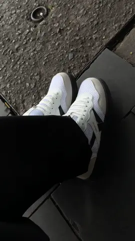 Thì ra màu đen mới là chân ái của tuiiii #giaythethao #giaydep #giaysneaker #truongshy 