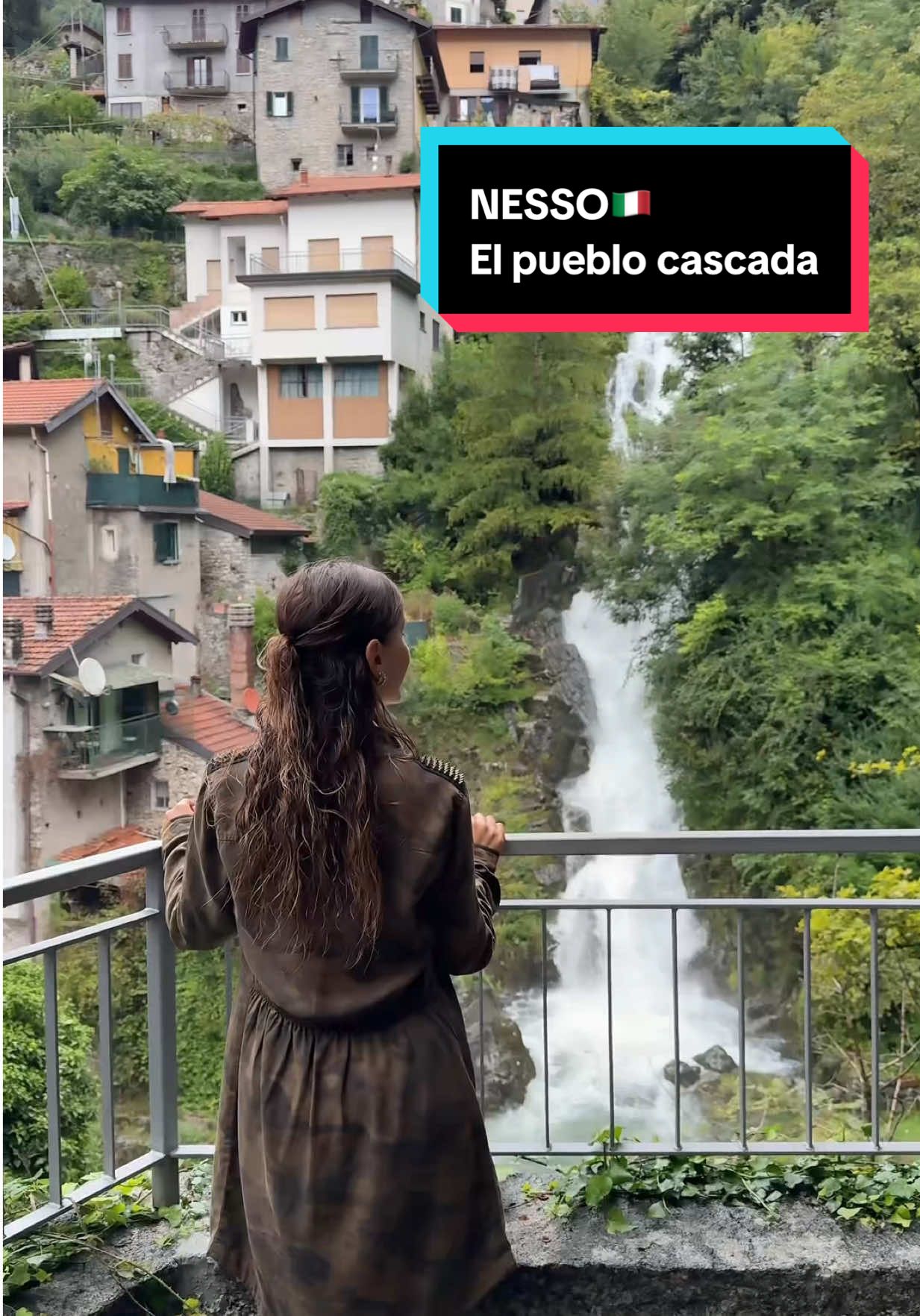 NESSO es famoso por su orrido, una impresionante cascada que atraviesa un desfiladero y desemboca en el famoso lago di Como, la cascada es visible desde el precioso Ponte della Civera, un puente de piedra muy fotografiado, donde la gente suele bañarse. Es un pueblo pequeño y auténtico de Italia, con calles empinadas y estrechas, menos turístico que el resto, lo que le da un aire muy local y con encanto. Es perfecto para quienes buscan rincones más escondidos y vistas únicas. ¿Aún no lo conocías? Es un imprescindible en tu visita al Lago di Como🥰🥰 GUÁRDATELO! #lagodicomo #italy #italy🇮🇹 #italia #travel 
