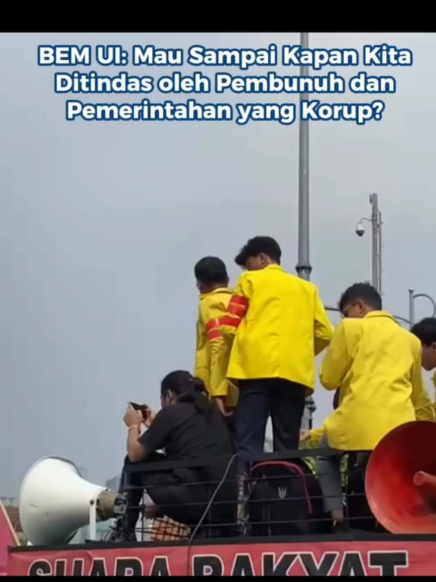 Perwakilan mahasiswa dari BEM UI berorasi di depan Gedung DPR RI membawa seruan aksi rakyat tagih janji. Selain melayangkan kritik terhadap penyelesaian tuntutan 17+8, mahasiswa juga mengkritik Tindakan kekerasan aparat dan kasus korupsi di pemerintah. Video Jurnalis: Rega Al Muhtada, Jessica Emmanuella Video Editor: Hanifa Khayla Putri Produser: Yuna Fikry #dpr #demo #mahasiswa #universitasindonesia  #beritatiktok 