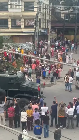 Sama Seperti Di Indonesia ! kali ini di Nepal massa unjuk rasa nampak memberikan jalan untuk Tentara Angkatan Darat Nepal 🇳🇵  #demodinepal #demonepal #nepalitiktok #fypage #kathmandu 