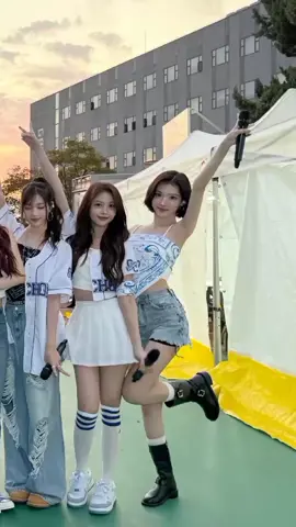 fanshite nya gokil bangt ngambil foto nya😽 #HEARTS2HEARTS #gachonuniversity #가천대학교 #CARMEN #JIWOO #YUHA #STELLA #JUUN #A_NA #IAN #YE_ON #ssicaruby_ #카르멘 #fyp #fypp 