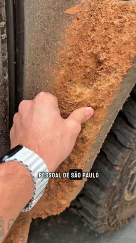 “Ai em São Paulo só chega carro limpo, quero ver lavar os carros que eu lavo aqui”. Realmente não é muito comum pegar carro off road, mas com conhecimento e os produtos certos da pra tirar onda nessa lavagem! 