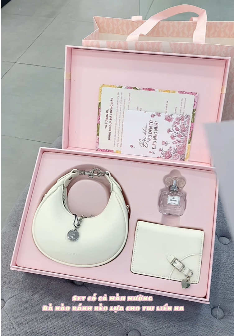 Lại là chuyên mục unbox hộp quà Thích Thích 💓 đến từ #hapas nhỏ nhắn xinh iu mùa lễ sắp tới các chàng đừng bỏ qua nha ✨ Tặng nàng #unboxing #tuixach #quatangnguoiyeu #qua20thang10 